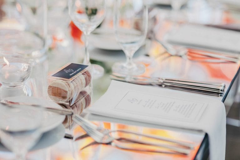 wedding-photographer-chihuly-garden-glass-seattle-lindsay-daniel-650_lndd6060