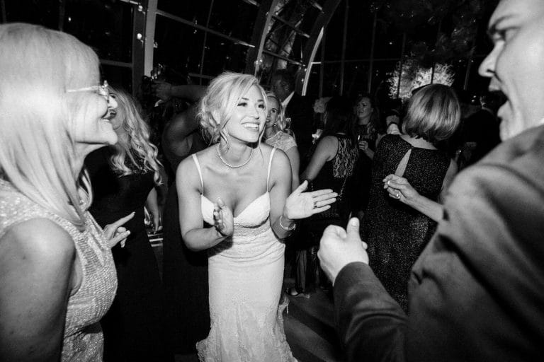 wedding-photographer-chihuly-garden-glass-seattle-lindsay-daniel-730_lndd2322