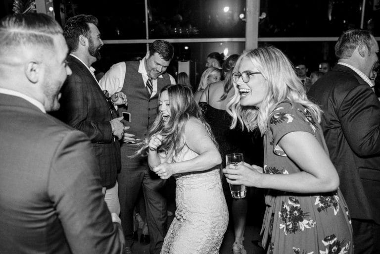 wedding-photographer-chihuly-garden-glass-seattle-lindsay-daniel-740_lndd2326