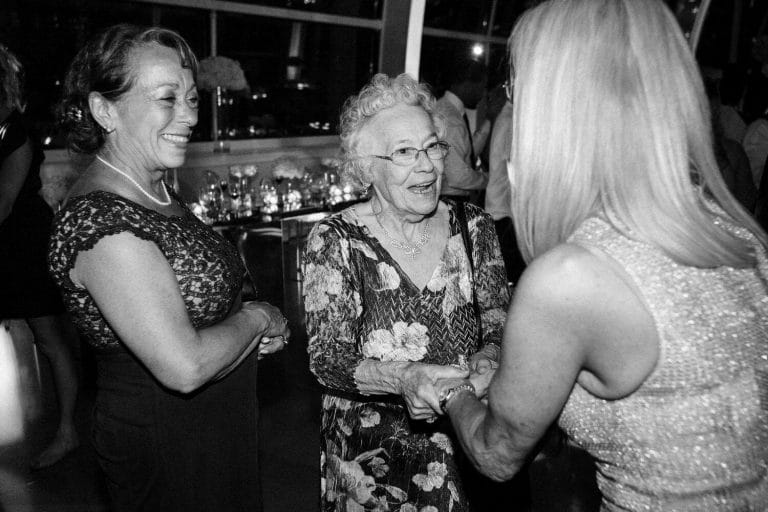 wedding-photographer-chihuly-garden-glass-seattle-lindsay-daniel-750_lndd2333