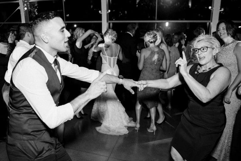 wedding-photographer-chihuly-garden-glass-seattle-lindsay-daniel-770_lndd2363